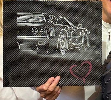 Plaque carbone d'une F40, signée du cœur-volant
