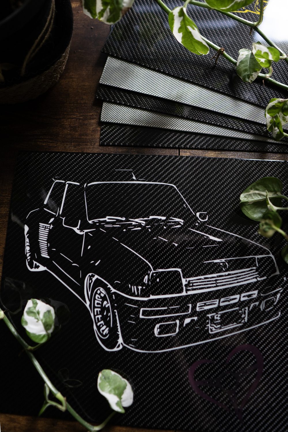 Plaque carbone d'une Renault 5 Turbo posée sur un plan de travail